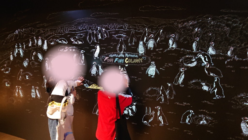 かわいい壁画スポットその②マゼランペンギンの動くイラスト壁画！