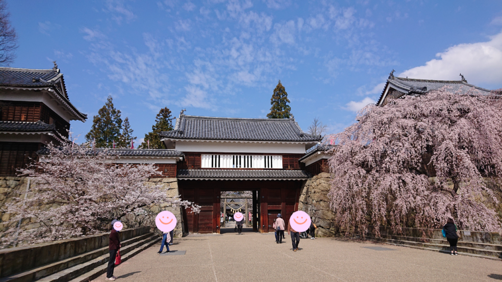 東虎口櫓門前と枝垂れ桜