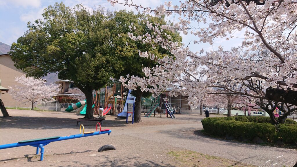 上田城跡公園の児童遊園地　大型の複合遊具あり