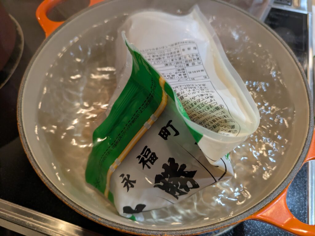 湯煎で解凍され、グニャリとなったスープパック